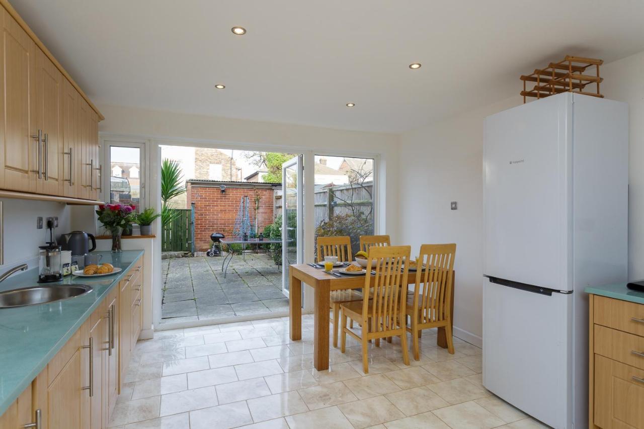 Best Price! Large Home For 4 - Smart Tv - Comfy Beds - Garden - 4 Single Beds Or 2 Doubles! Portsmouth Eksteriør bilde