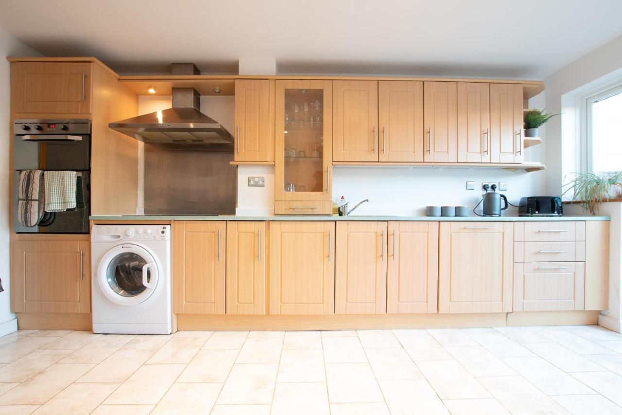 Best Price! Large Home For 4 - Smart Tv - Comfy Beds - Garden - 4 Single Beds Or 2 Doubles! Portsmouth Eksteriør bilde