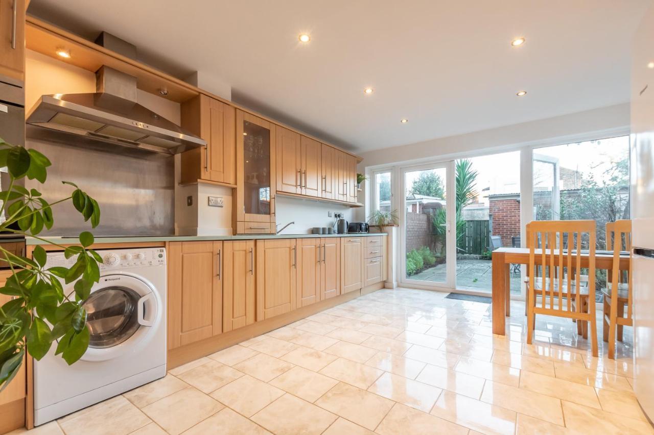Best Price! Large Home For 4 - Smart Tv - Comfy Beds - Garden - 4 Single Beds Or 2 Doubles! Portsmouth Eksteriør bilde